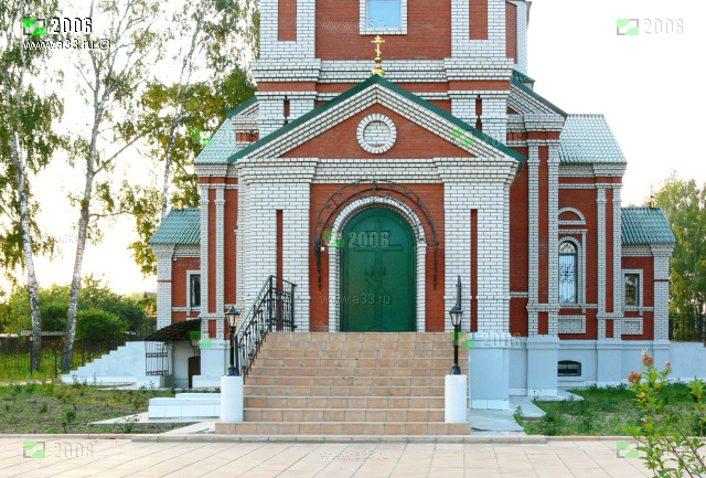 Западный вход в церковь через колокольню Покровской церкви в посёлке Анопино Гусь-Хрустального района Владимирской области