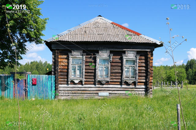 Полужилая изба в деревне Бобры Гусь-Хрустального района Владимирской области с деревянными наличниками