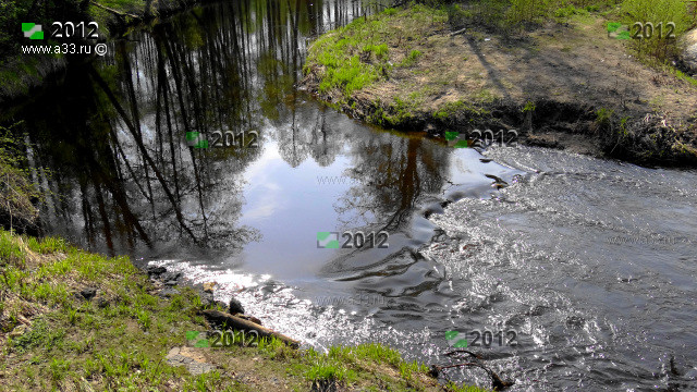 Река Судогда Гусь-Хрустального района Владимирской области мелкая и местами имеет каменные перекаты