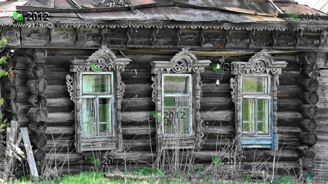 Кружевные деревянные некрашеные наличники дома в Большой Артёмовке Гусь-Хрустального района Владимирской области