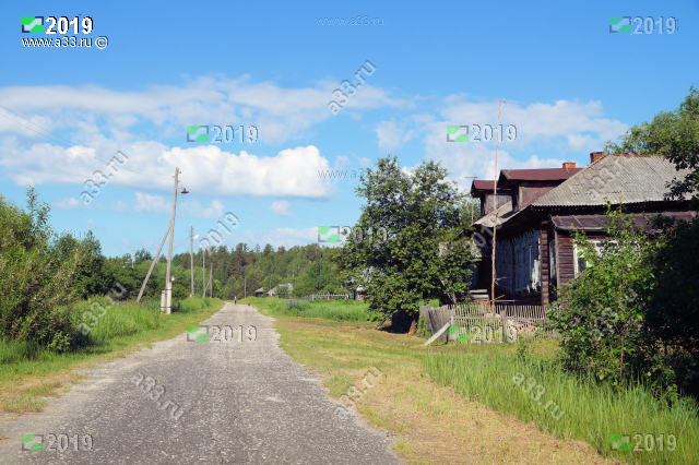 Общий вид деревни Бутылки Гусь-Хрустального района Владимирской области возле клуба-общежития