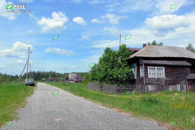 Вид главной и единственной улицы деревни Бутылки Гусь-Хрустального района Владимирской области возле клуба-общежития в 2006 году