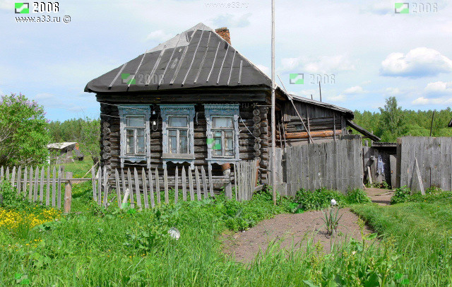 Типичное житьё-бытьё в Бутылках Гусь-Хрустального района Владимирской области в 2006 году