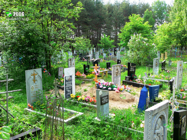 Свежая могилка на кладбище при Троицкой церкви в селе Эрлекс Гусь-Хрустального района Владимирской области