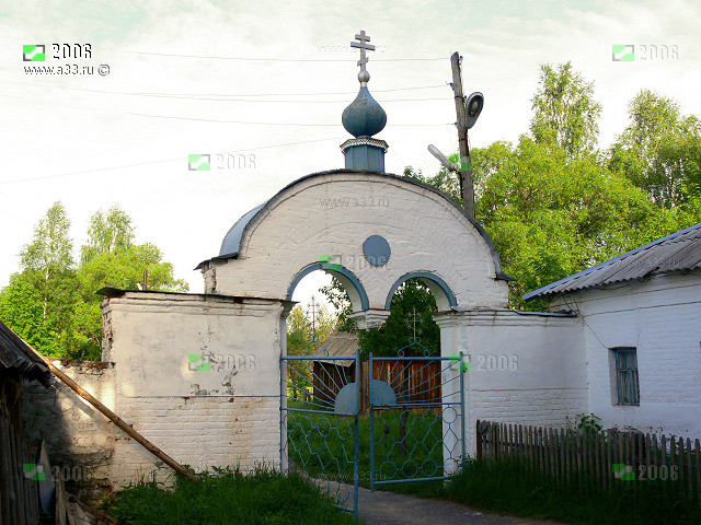 Западные ворота каменной ограды Троицкой церкви в селе Эрлекс Гусь-Хрустального района Владимирской области