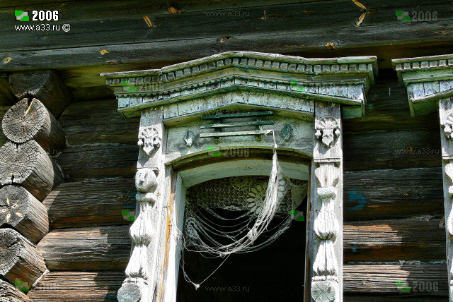 Окно нежилого дома в деревне Евсино Гусь-Хрустального района Владимирской области фотография