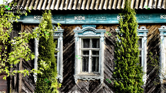 Фрагмент фасада дома в деревне Фёдоровка Гусь-Хрустального района Владимирской области лак с древесины сошёл и она почернела