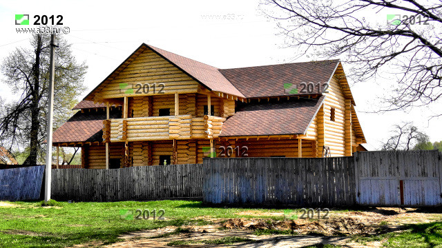 Деревянный дом-дача из оцилиндрованного бревна в процессе строительства в деревне Федотово Гусь-Хрустального района Владимирской области