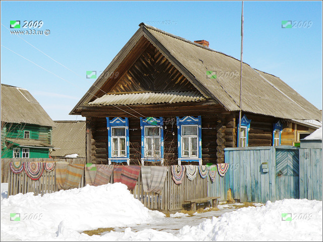 Жилой дом 75 в деревне Фомино Гусь-Хрустального района Владимирской области с ковриками на заборе