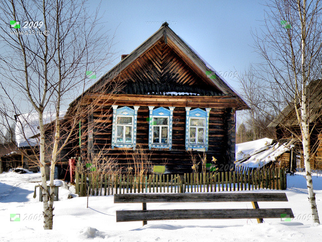 Жилой дом 82 в деревне Фомино Гусь-Хрустального района Владимирской области с большой скамьей перед домом