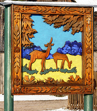 Декоративный щит с оленями у здания Неклюдовского лесничества в деревне Гаврино Гусь-Хрустального района Владимирской области