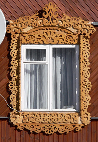 Окно с современными деревянными резными наличниками дома в деревне Гаврино Гусь-Хрустального района Владимирской области