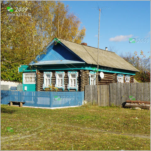 Изба с голубым палисадом в селе Георгиево Гусь-Хрустального района Владимирской области