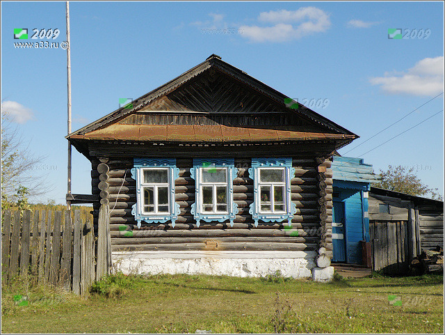 Типичный дом пятистенок на три окна в селе Георгиево Гусь-Хрустального района Владимирской области фотография