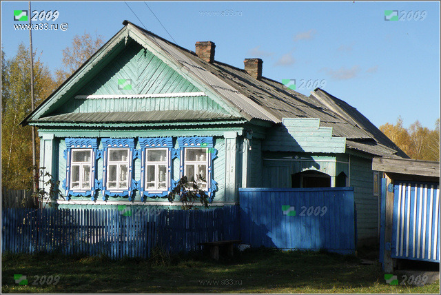 Жилой дом на четыре окна украшенный деревянными наличниками в селе Георгиево Гусь-Хрустального района Владимирской области