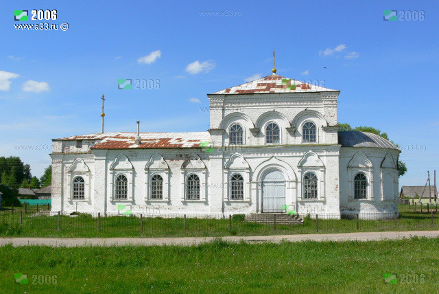 Южный фасад Крестовоздвиженской церкви в селе Григорьево Гусь-Хрустального района Владимирской области