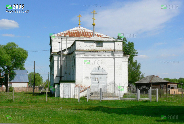 Западный фасад Крестовоздвиженской церкви в селе Григорьево Гусь-Хрустального района Владимирской области