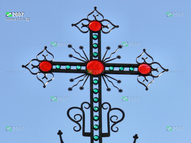Металлический крест со вставками из цветного стекла
