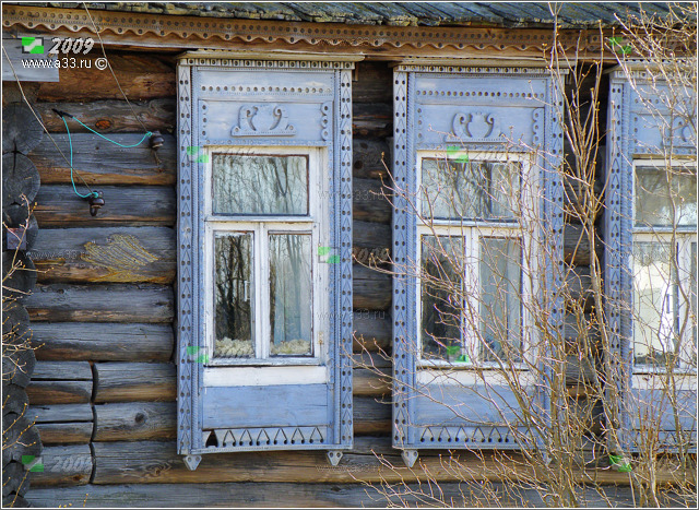 Домовая резьба с кувшинами на доме в деревне Избищи Гусь-Хрустального района Владимирской области