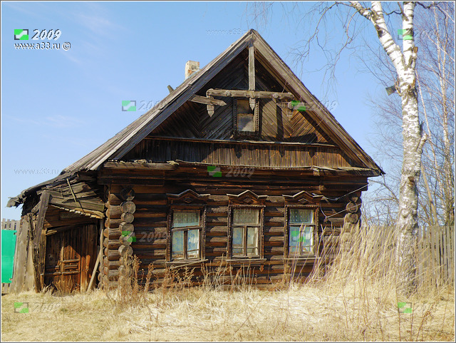 Старенький бревенчатый пятистенок в деревне Избищи Гусь-Хрустального района Владимирской области на три окна