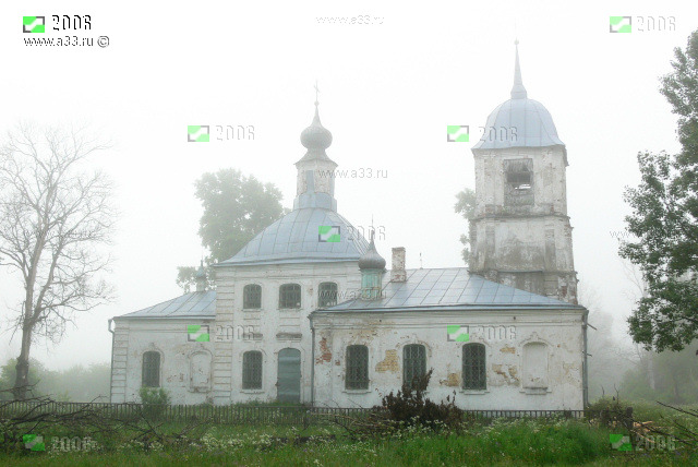 Северный фасад Крюковской церкви в селе Крюково Гусь-Хрустального района Владимирской области в тумане
