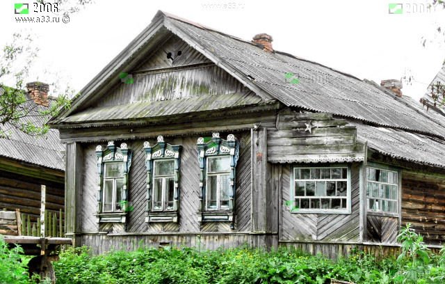 Жилой дом в селе Крюково Гусь-Хрустального района Владимирской области на 3 окна с деревянными наличниками фотография