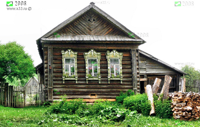 Типичная изба с дровяным отоплением в селе Крюково Гусь-Хрустального района Владимирской области
