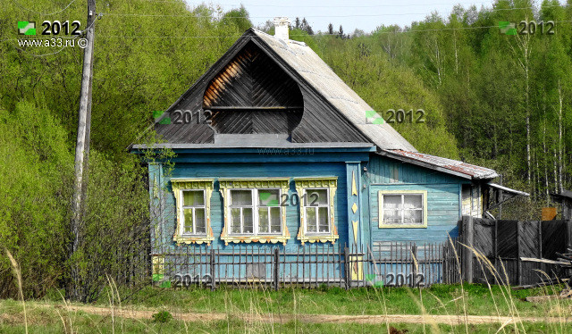 Деревянный дом в Малой Артёмовке Гусь-Хрустального района Владимирской области с фронтоном сердечком