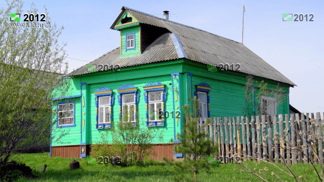 Зелёный домик в Малой Артёмовке Гусь-Хрустального района Владимирской области под шиферной кровлей