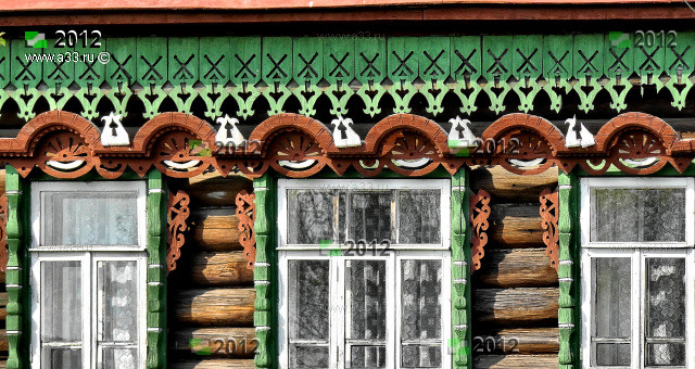 Кружева деревянной домовой резьбы дома в Малой Артёмовке Гусь-Хрустального района Владимирской области