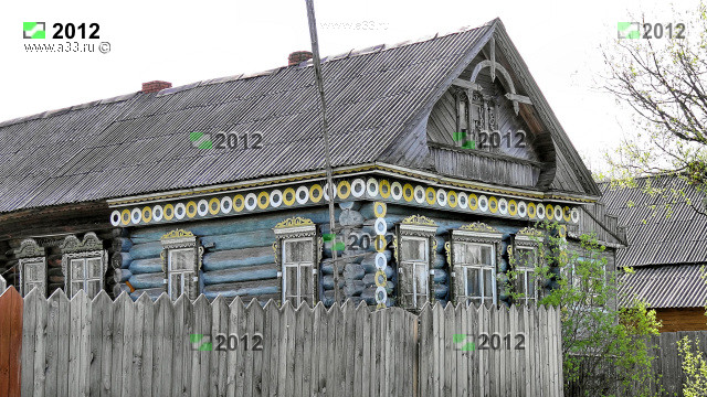 Оригинальное украшение дома в Малой Артёмовке Гусь-Хрустального района Владимирской области деревянными резными накладными колечками
