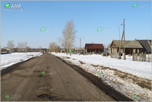 Главная улица проезжей деревни Малинки Гусь-Хрустального района Владимирской области