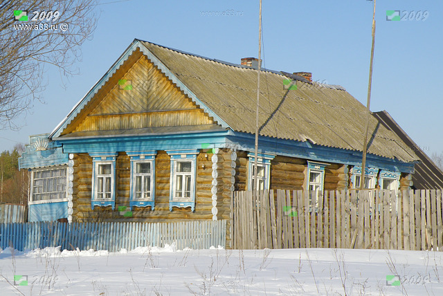 Крашеный желтой красной пятистенок на три окна в деревне Малинки Гусь-Хрустального района Владимирской области