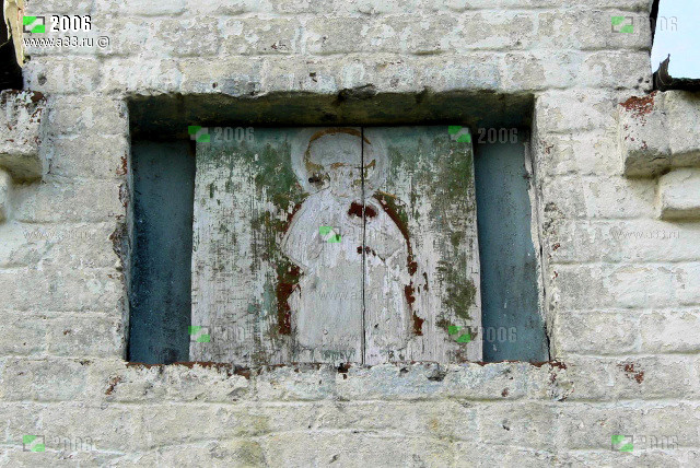 Остатки иконки на воротах ограды Никольской церкви в Николополье Гусь-Хрустального района Владимирской области