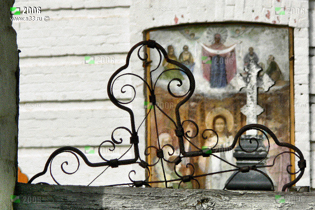 Кованый крест на кладбище в Николополье Гусь-Хрустального района Владимирской области