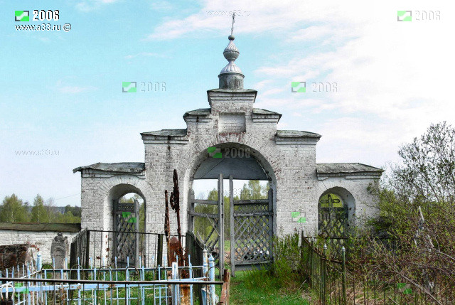 Северные ворота церковной ограды кладбища в Николополье Гусь-Хрустального района Владимирской области