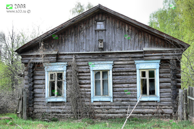Старый деревянный дом в селе Николополье Гусь-Хрустального района Владимирской области