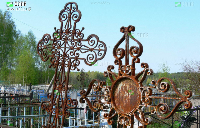 Ржавые кресты на кладбище в Николополье Гусь-Хрустального района Владимирской области