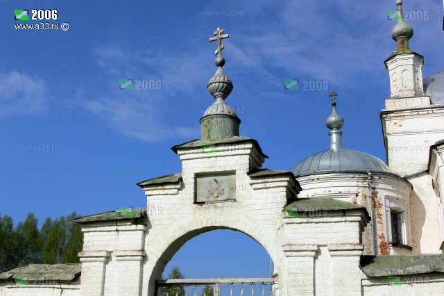 Восточные ворота церковной ограды кладбища в Николополье Гусь-Хрустального района Владимирской области