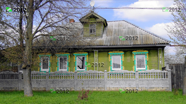Зеленый домик с железобетонным фигурным забором в Никулино Гусь-Хрустального района Владимирской области