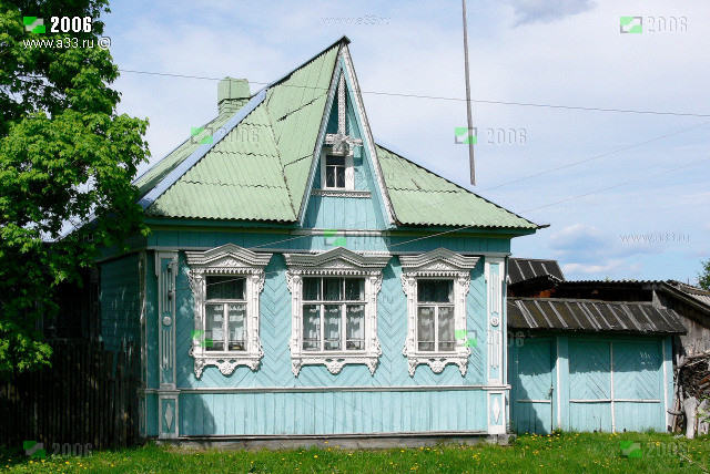 Жилой дом 41 в Овинцах Гусь-Хрустального района Владимирской области имеет характерный Мальцовский щипец на кровле