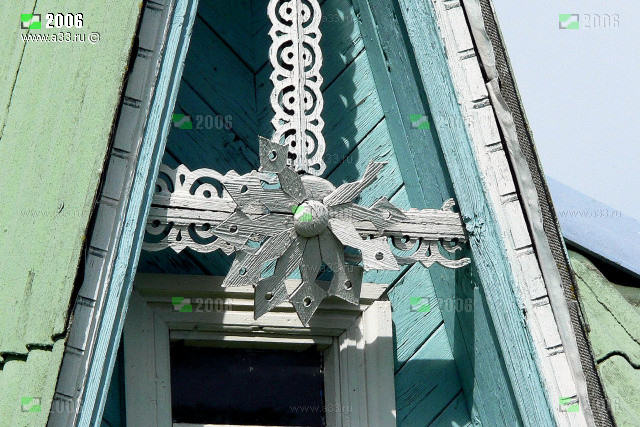 Накладные деревянные украшения фронтона на доме 41 в Овинцах Гусь-Хрустального района Владимирской области