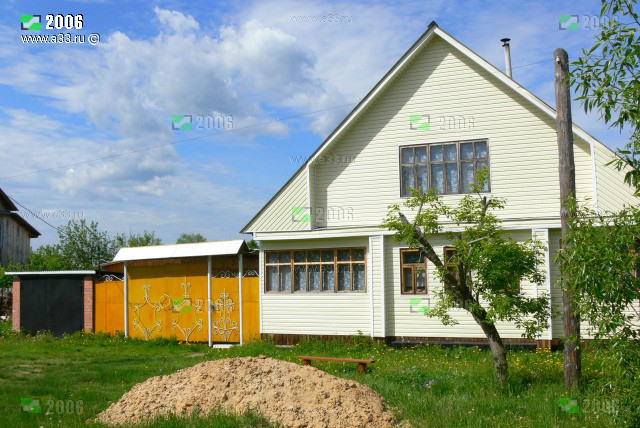 Деревянный домик на три окна в Овинцах Гусь-Хрустального района Владимирской области перестроен в большой дом-дачу обшитую сайдингом