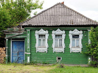 Зелёный домик на три окна с деревянными резными наличниками в Овинцах Гусь-Хрустального района Владимирской области