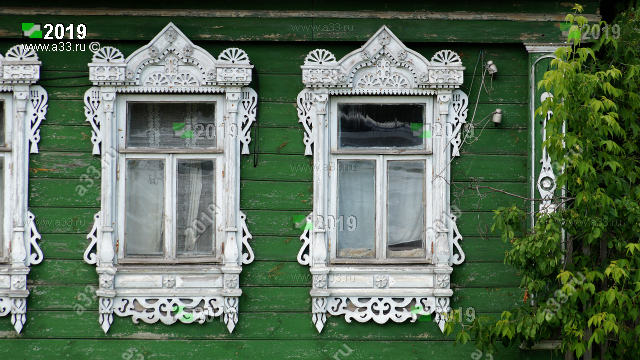 Традиционные деревянные наличники на старом жилом доме в деревне Овинцы Гусь-Хрустальный район Владимирская область