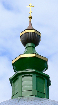 Две вазы в модерновом завершении основного объема Ильинской церкви в Палищах Гусь-Хрустального района Владимирской области