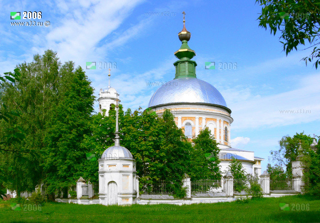 Вид на Ильинскую церковь в Палищах Гусь-Хрустального района Владимирской области и ограду с востока