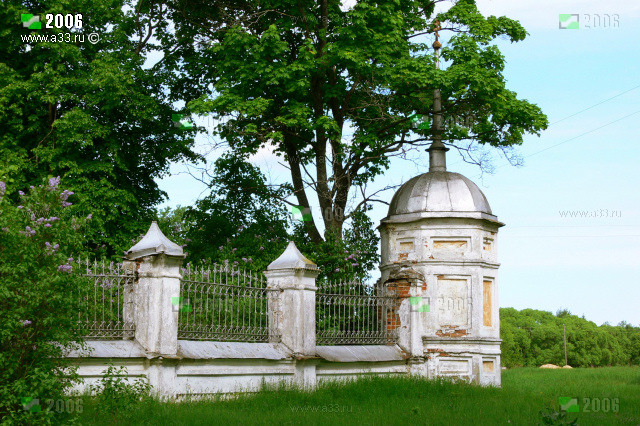 Угловая башенка ограды Ильинской церкви в Палищах Гусь-Хрустального района Владимирской области