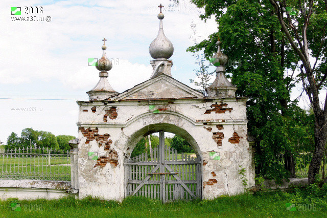 Ворота ограды Ильинской церкви в Палищах Гусь-Хрустального района Владимирской области находятся в разной степени удовлетворительности технического состояния
