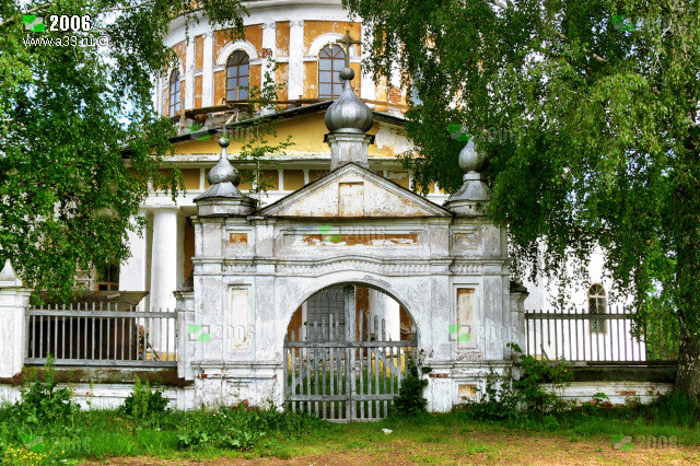 Главные ворота ограды Ильинской церкви в Палищах Гусь-Хрустального района Владимирской области